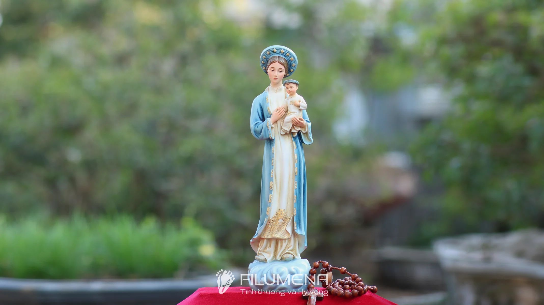 Bàn thờ Chúa tại Kiên Lao. Tượng Công giáo Filumena là tượng của Tình thương và Hy vọng. Bản quyền các tác phẩm tượng Công giáo thuộc về Filumena Art, Cộng hòa Pháp. Filumena sáng tác và sản xuất nhiều mẫu tượng Công giáo khác như Bàn thờ Công giáo, Bàn thờ Chúa và gia tiên, Tượng Đức Mẹ La Vang, Tượng Chúa hài đồng, Tượng Giáng sinh mini