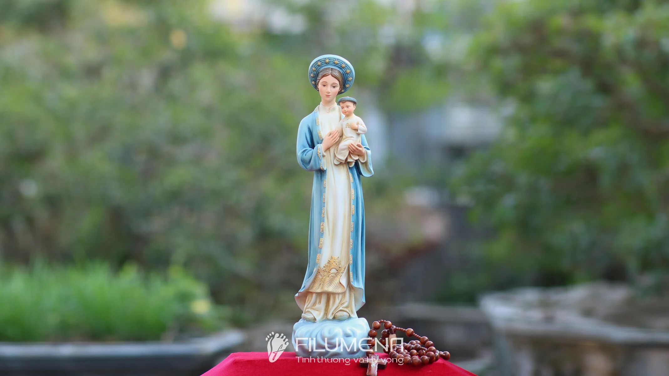 Tượng Đức Mẹ tại Hoa Kỳ. Tượng Công giáo Filumena là tượng của Tình thương và Hy vọng. Bản quyền các tác phẩm tượng Công giáo thuộc về Filumena Art, Cộng hòa Pháp. Filumena sáng tác và sản xuất nhiều mẫu tượng Công giáo khác như Bàn thờ Chúa và gia tiên, Bàn thờ Công giáo, Bàn thờ Công giáo, Tượng Đức Mẹ để xe ô tô, Tượng Đức Mẹ để xe hơi