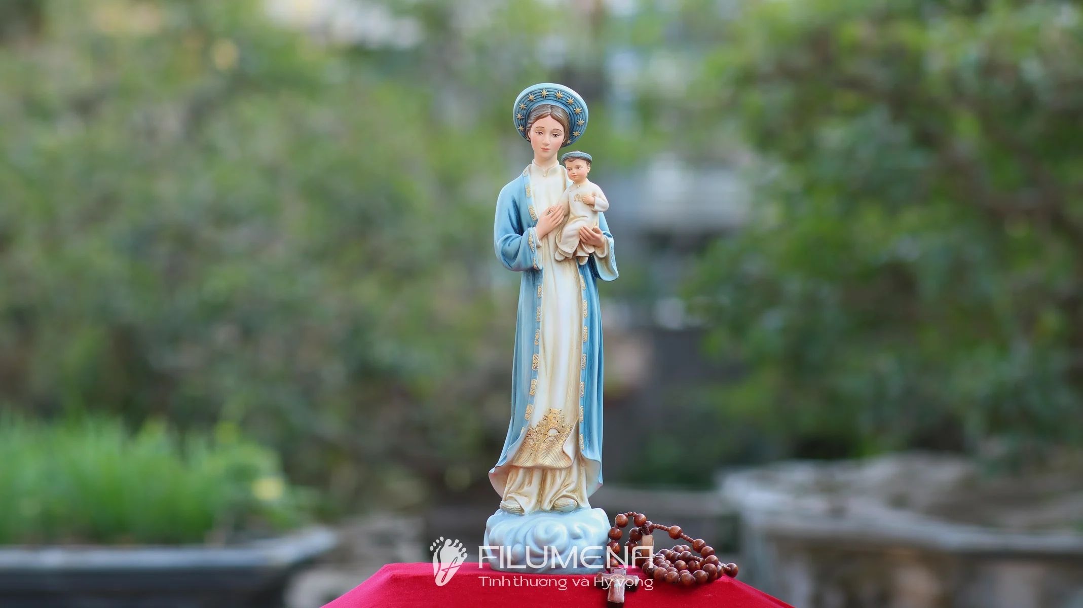 Tượng chịu nạn tại Nhà sách Đức Mẹ Hằng Cứu Giúp. Tượng Công giáo Filumena là tượng của Tình thương và Hy vọng. Bản quyền các tác phẩm tượng Công giáo thuộc về Filumena Art, Cộng hòa Pháp. Filumena đã sáng tác và sản xuất nhiều mẫu tượng Công giáo khác như Tượng Đức Mẹ Fatima, Tượng Đức Mẹ Lộ Đức, Tượng Đức Mẹ, Tượng Mẹ Maria, Tượng Đức Mẹ để xe hơi