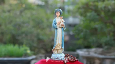 Tượng Đức Mẹ để xe hơi trong nhóm hình ảnh tham khảo cho gia đình Công giáo
