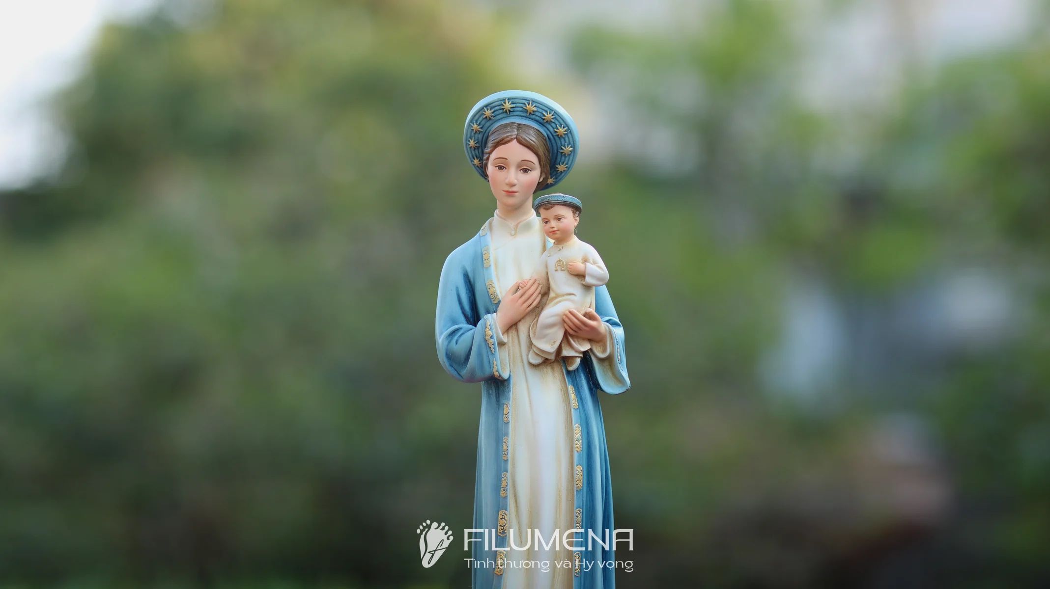 Tượng chịu nạn tại Nhà sách Đức Mẹ Hằng Cứu Giúp. Tượng Công giáo Filumena là tượng của Tình thương và Hy vọng. Bản quyền các tác phẩm tượng Công giáo thuộc về Filumena Art, Cộng hòa Pháp. Filumena đã sáng tác và sản xuất nhiều mẫu tượng Công giáo khác như Tượng Đức Mẹ Fatima, Tượng Đức Mẹ Lộ Đức, Tượng Đức Mẹ, Tượng Mẹ Maria, Tượng Đức Mẹ để xe hơi