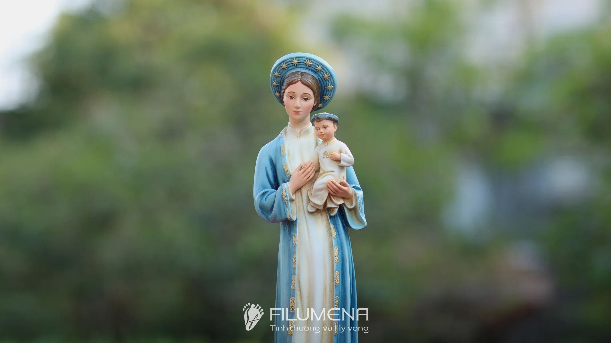 Bàn thờ Chúa và gia tiên tại TGP. Sài Gòn. Tượng Công giáo Filumena là tượng của Tình thương và Hy vọng. Bản quyền các tác phẩm tượng Công giáo thuộc về Filumena Art, Cộng hòa Pháp. Filumena sáng tác và sản xuất nhiều mẫu tượng Công giáo khác như Tượng Đức Mẹ La Vang, Tượng Thánh Antôn, Bàn thờ Chúa, Bàn thờ Chúa - tượng Công giáo Filumena, Bàn thờ Chúa và gia tiên