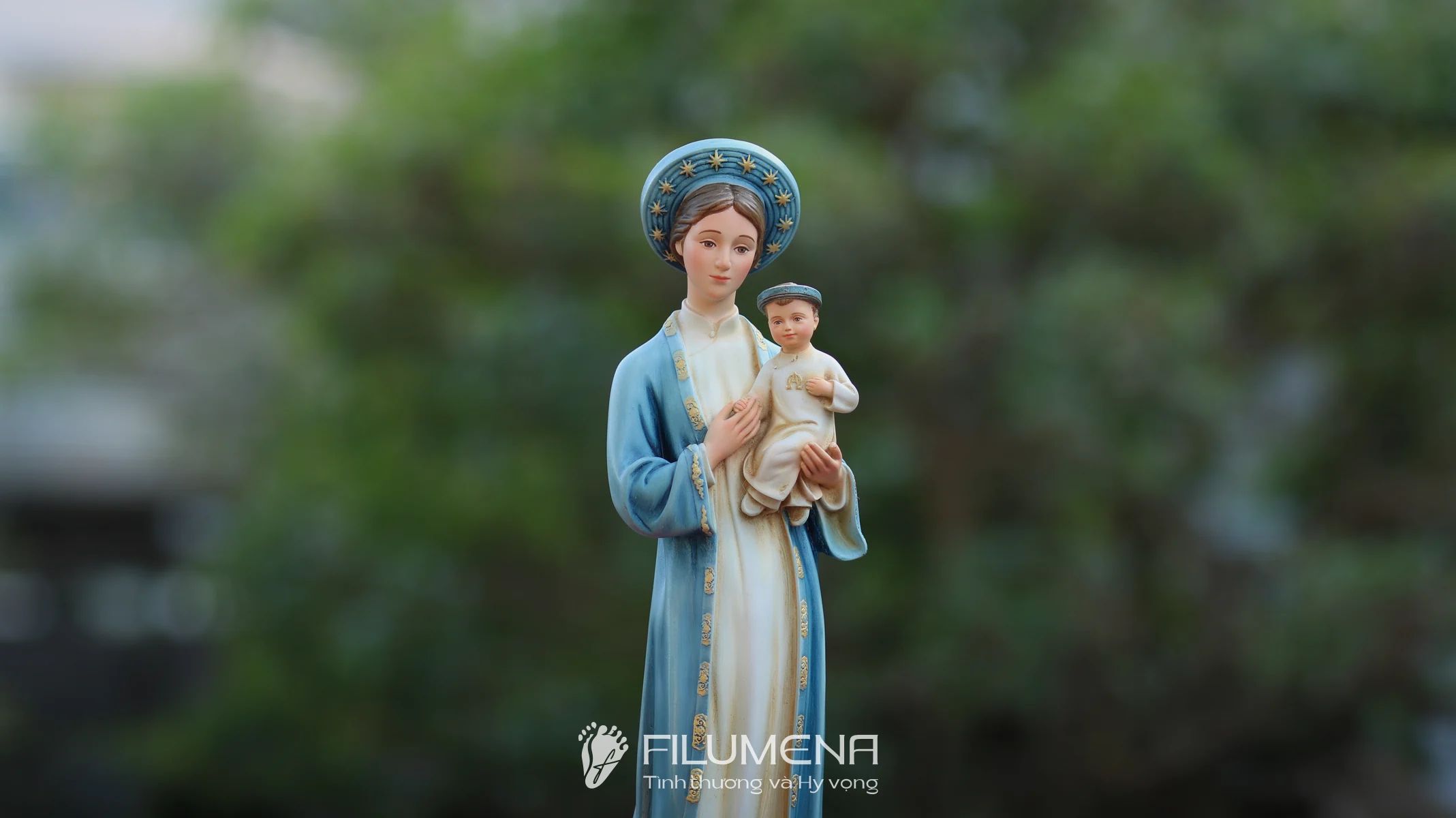 Tượng Đức Mẹ tại Đức Mẹ Núi Cúi. Tượng Công giáo Filumena là tượng của Tình thương và Hy vọng. Bản quyền các tác phẩm tượng Công giáo thuộc về Filumena Art, Cộng hòa Pháp. Filumena sáng tác và sản xuất nhiều mẫu tượng Công giáo khác như Tượng chịu nạn, Tượng công giáo mini, Tượng công giáo đẹp, Bàn thờ Chúa phòng khách, Bàn thờ Công giáo phòng khách