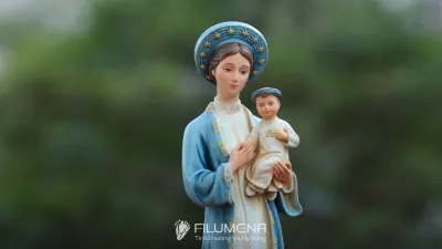 Một số góc đặt tượng Đức Mẹ ngoài trời giúp người đọc nhìn rõ hơn tác động của ánh sáng tự nhiên, nền cảnh và khoảng cách lên cảm giác của pho tượng