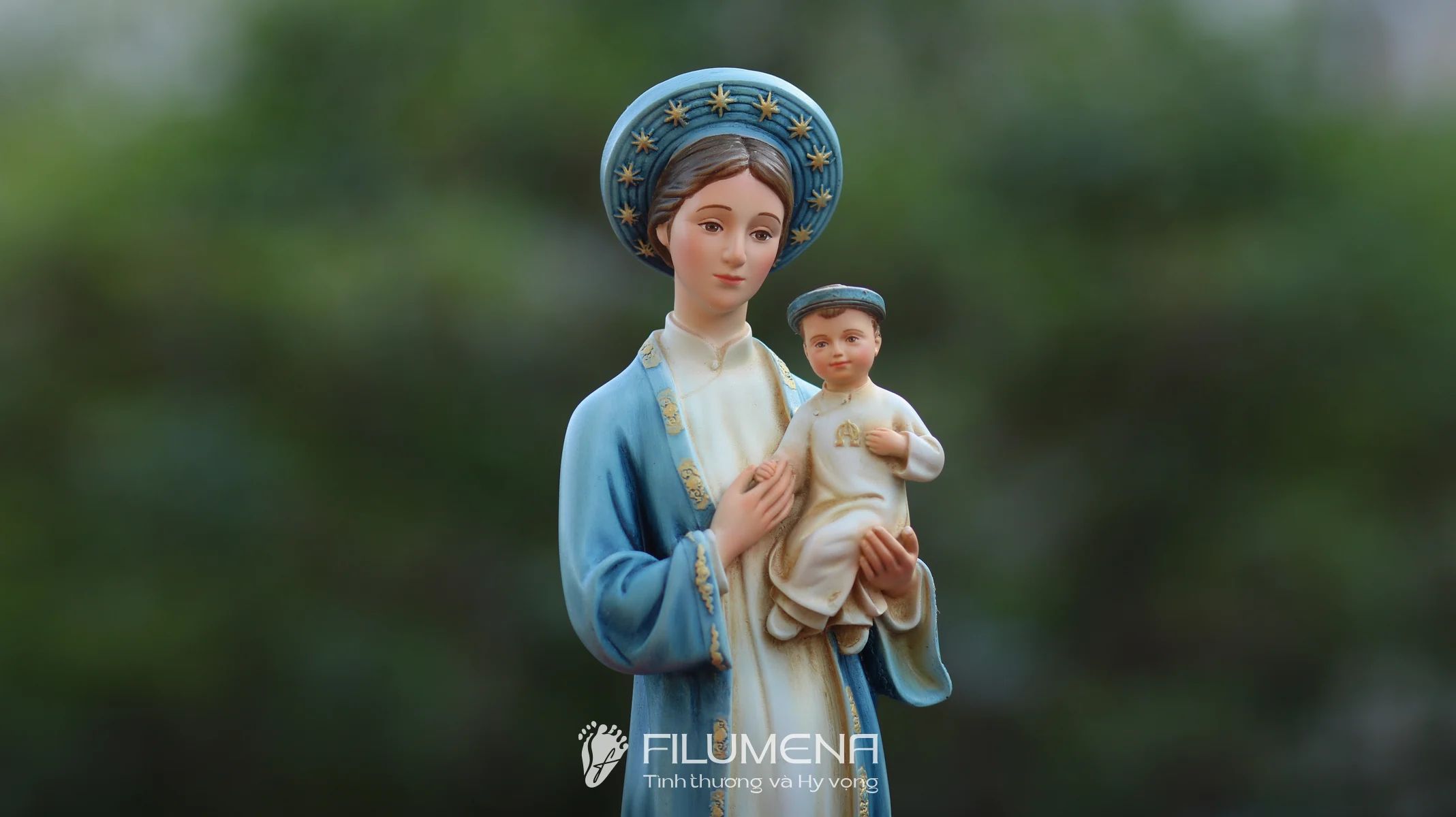 Bàn thờ Công giáo phòng khách tại nước ngoài. Tượng Công giáo Filumena là tượng của Tình thương và Hy vọng. Bản quyền các tác phẩm tượng Công giáo thuộc về Filumena Art, Cộng hòa Pháp. Filumena sáng tác và sản xuất nhiều mẫu tượng Công giáo khác như Bàn thờ Công giáo, Bàn thờ Công giáo, Bàn thờ Chúa và gia tiên, Bàn thờ Chúa, Tượng Đức Mẹ La Vang