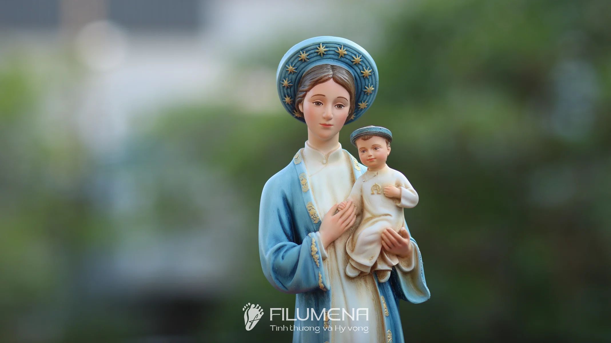 Bàn thờ Chúa tại Kiên Lao. Tượng Công giáo Filumena là tượng của Tình thương và Hy vọng. Bản quyền các tác phẩm tượng Công giáo thuộc về Filumena Art, Cộng hòa Pháp. Filumena sáng tác và sản xuất nhiều mẫu tượng Công giáo khác như Bàn thờ Công giáo, Bàn thờ Chúa và gia tiên, Tượng Đức Mẹ La Vang, Tượng Chúa hài đồng, Tượng Giáng sinh mini