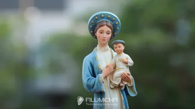 Bàn thờ Chúa trong bố cục phù hợp với bàn thờ và phòng khách