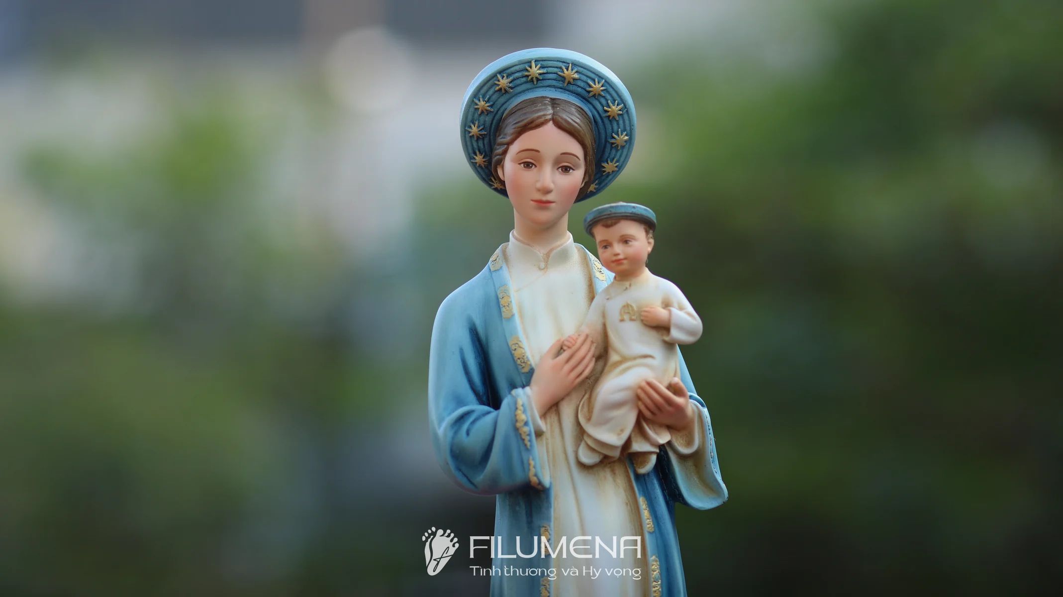 Bàn thờ Chúa và gia tiên tại Bùi Chu. Tượng Công giáo Filumena là tượng của Tình thương và Hy vọng. Bản quyền các tác phẩm tượng Công giáo thuộc về Filumena Art, Cộng hòa Pháp. Filumena sáng tác và sản xuất nhiều mẫu tượng Công giáo khác như Tượng công giáo đẹp, Bàn thờ Chúa phòng khách, Bàn thờ Công giáo phòng khách, Tượng Chúa Giáng sinh, Tượng Giáng sinh