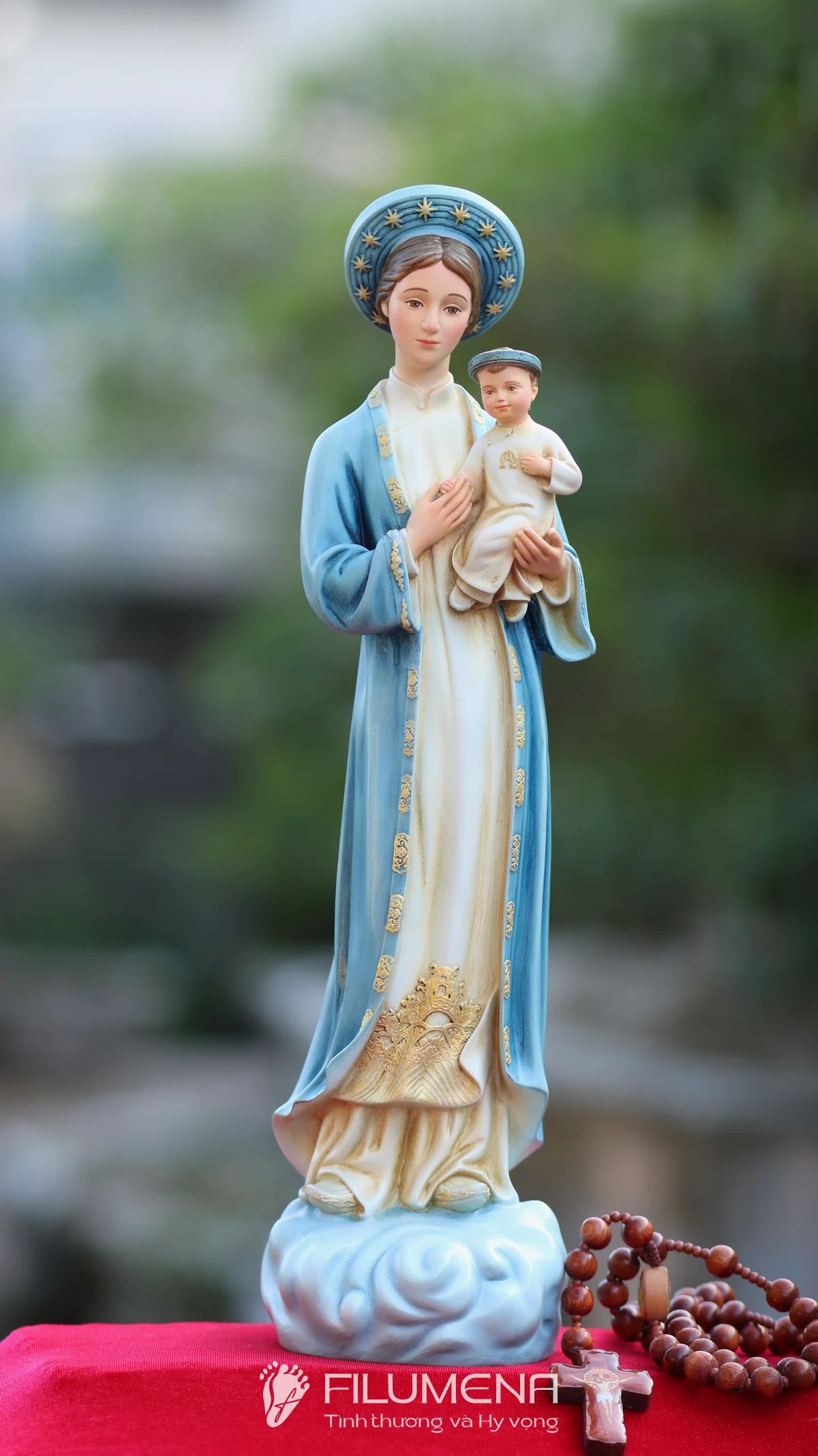Tượng Đức Mẹ tại Đức Mẹ Núi Cúi. Tượng Công giáo Filumena là tượng của Tình thương và Hy vọng. Bản quyền các tác phẩm tượng Công giáo thuộc về Filumena Art, Cộng hòa Pháp. Filumena sáng tác và sản xuất nhiều mẫu tượng Công giáo khác như Tượng chịu nạn, Tượng công giáo mini, Tượng công giáo đẹp, Bàn thờ Chúa phòng khách, Bàn thờ Công giáo phòng khách