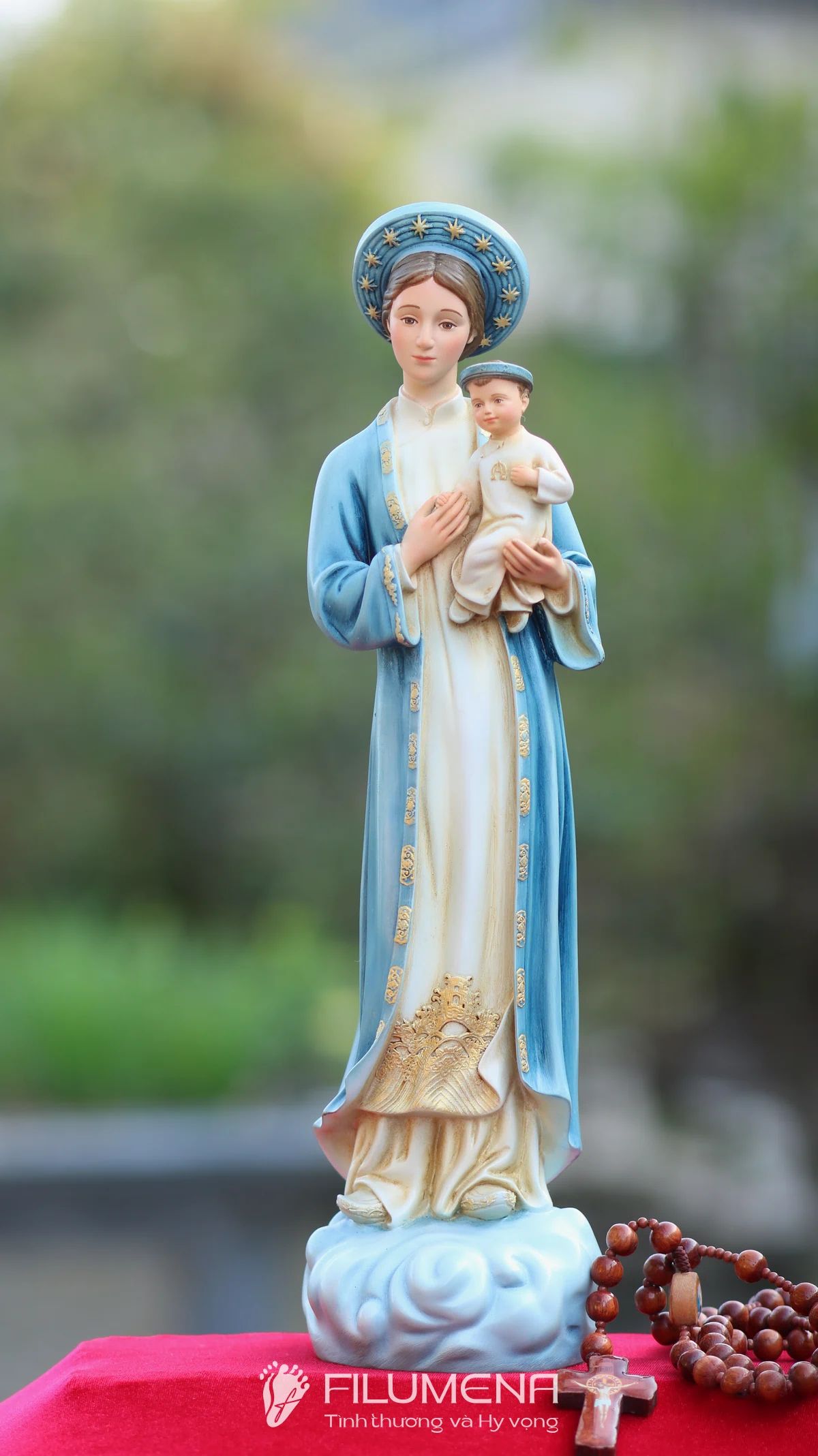 Bàn thờ Công giáo tại nước ngoài. Tượng Công giáo Filumena là tượng của Tình thương và Hy vọng. Bản quyền các tác phẩm tượng Công giáo thuộc về Filumena Art, Cộng hòa Pháp. Filumena sáng tác và sản xuất nhiều mẫu tượng Công giáo khác như Tượng công giáo đẹp, Bàn thờ Chúa phòng khách, Bàn thờ Công giáo phòng khách, Tượng Chúa Giáng sinh, Tượng Giáng sinh