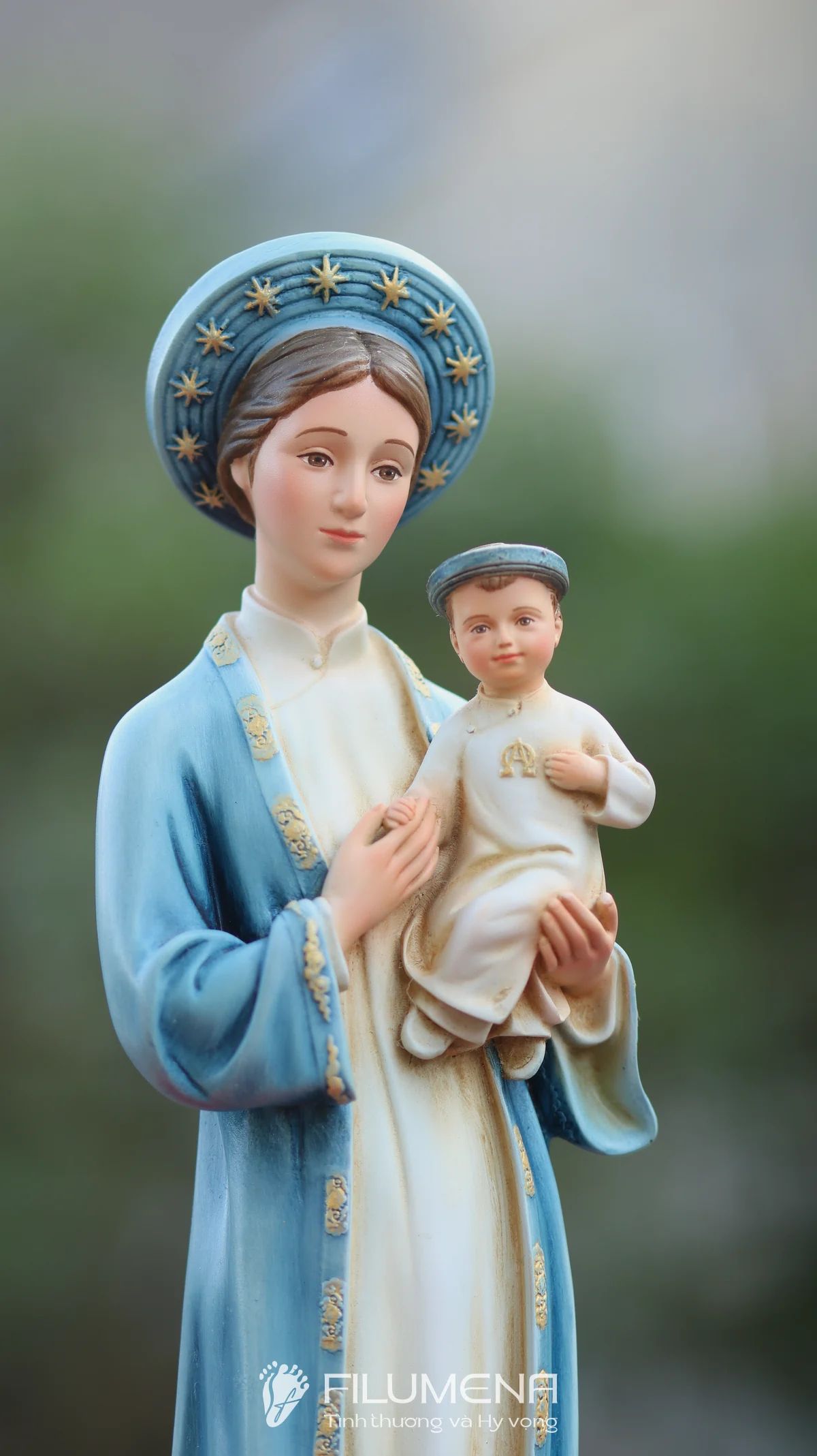 Bàn thờ Chúa và gia tiên tại Bùi Chu. Tượng Công giáo Filumena là tượng của Tình thương và Hy vọng. Bản quyền các tác phẩm tượng Công giáo thuộc về Filumena Art, Cộng hòa Pháp. Filumena sáng tác và sản xuất nhiều mẫu tượng Công giáo khác như Tượng công giáo đẹp, Bàn thờ Chúa phòng khách, Bàn thờ Công giáo phòng khách, Tượng Chúa Giáng sinh, Tượng Giáng sinh