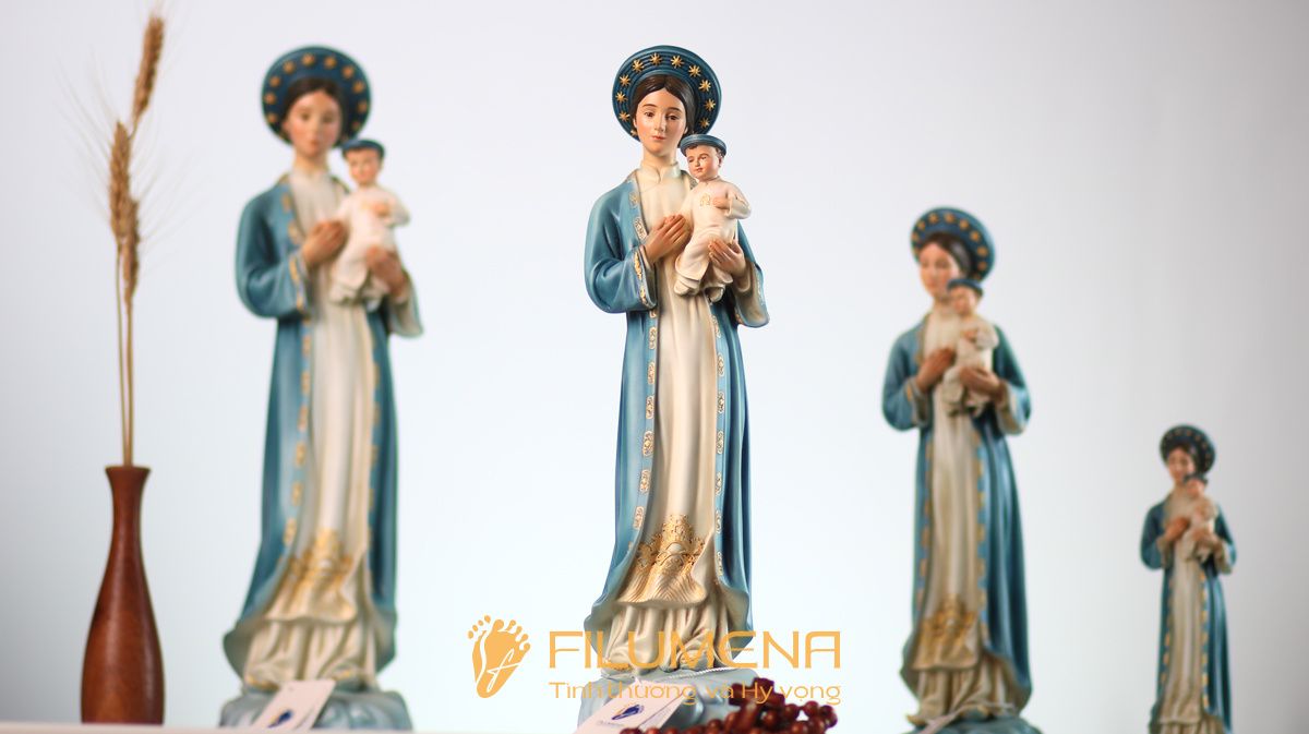 Bộ ảnh tượng Đức Mẹ La Vang 35 cm của Filumena thể hiện đường nét thanh thoát, màu xanh dịu và vẻ đẹp hợp với không gian sống hiện đại