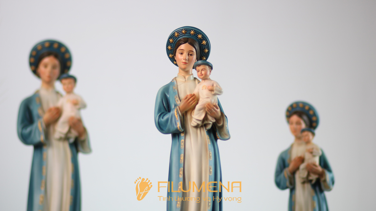 Bộ ảnh tượng Đức Mẹ La Vang 35 cm của Filumena thể hiện đường nét thanh thoát, màu xanh dịu và vẻ đẹp hợp với không gian sống hiện đại