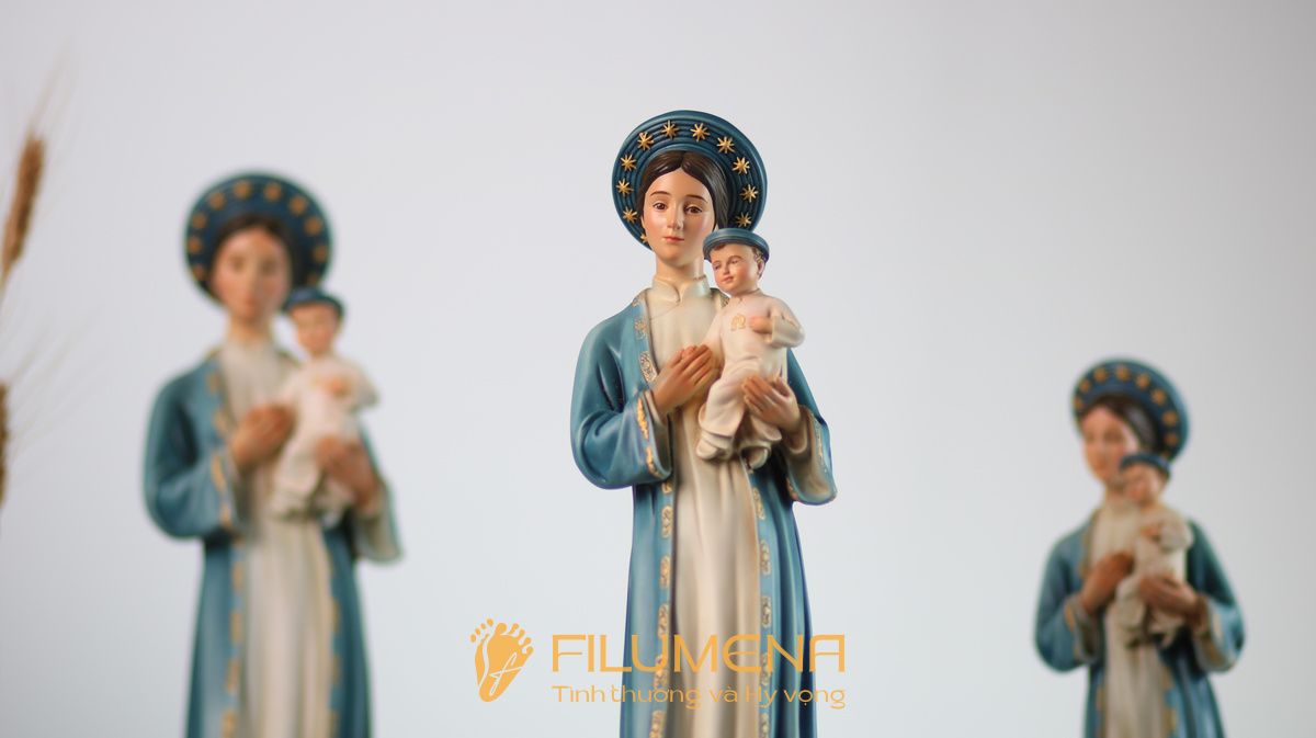 Bộ ảnh tượng Đức Mẹ La Vang 35 cm của Filumena thể hiện đường nét thanh thoát, màu xanh dịu và vẻ đẹp hợp với không gian sống hiện đại