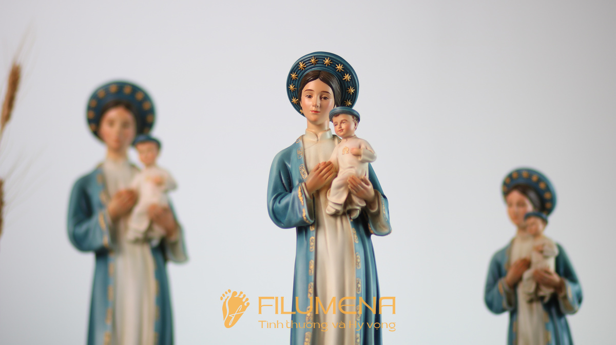 Bộ ảnh tượng Đức Mẹ La Vang 35 cm của Filumena thể hiện đường nét thanh thoát, màu xanh dịu và vẻ đẹp hợp với không gian sống hiện đại