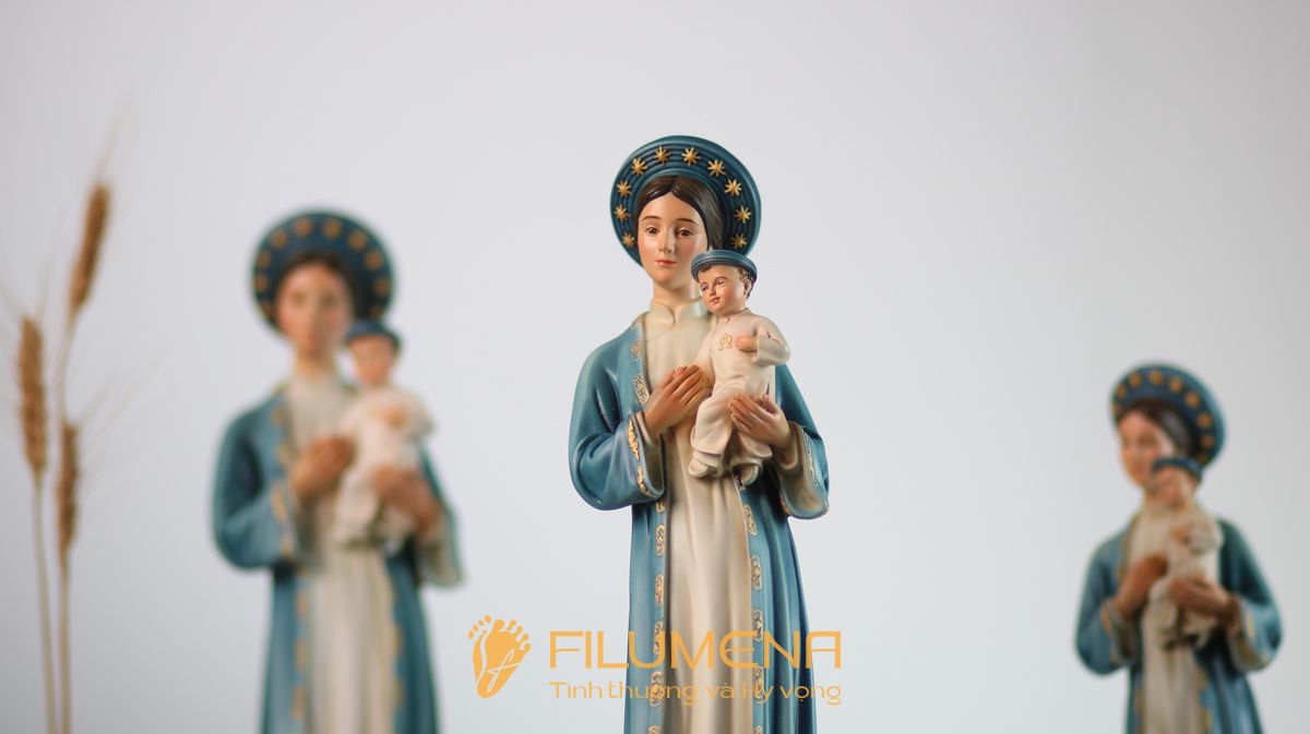 Bộ ảnh tượng Đức Mẹ La Vang 35 cm của Filumena thể hiện đường nét thanh thoát, màu xanh dịu và vẻ đẹp hợp với không gian sống hiện đại
