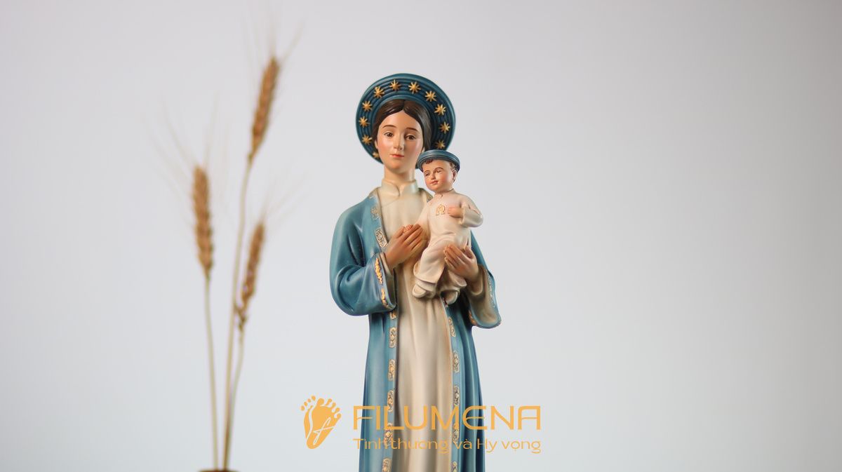 Bộ ảnh tượng Đức Mẹ La Vang 35 cm của Filumena thể hiện đường nét thanh thoát, màu xanh dịu và vẻ đẹp hợp với không gian sống hiện đại