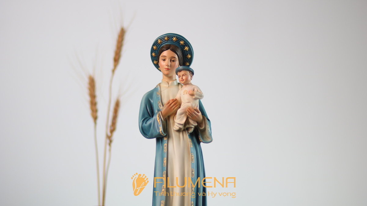 Bộ ảnh tượng Đức Mẹ La Vang 35 cm của Filumena thể hiện đường nét thanh thoát, màu xanh dịu và vẻ đẹp hợp với không gian sống hiện đại