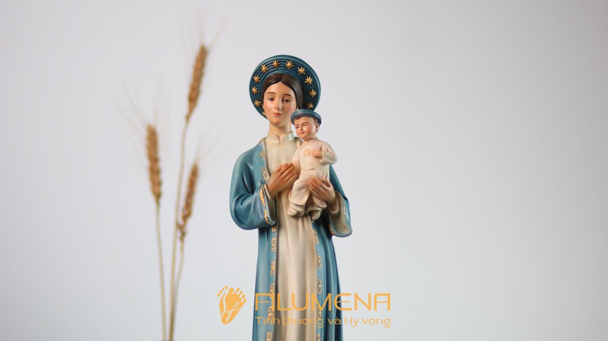 Bộ ảnh tượng Đức Mẹ La Vang 35 cm của Filumena thể hiện đường nét thanh thoát, màu xanh dịu và vẻ đẹp hợp với không gian sống hiện đại