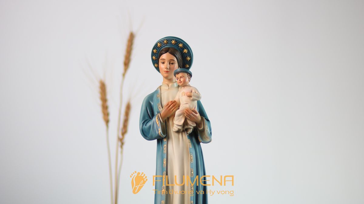 Bộ ảnh tượng Đức Mẹ La Vang 35 cm của Filumena thể hiện đường nét thanh thoát, màu xanh dịu và vẻ đẹp hợp với không gian sống hiện đại