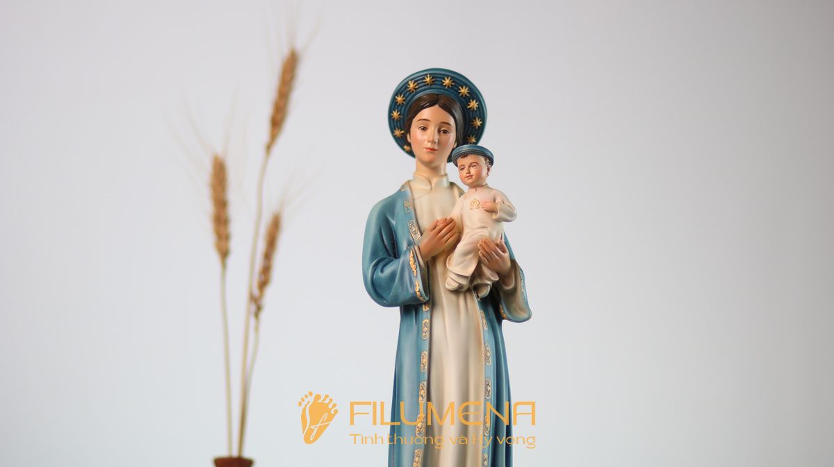 Bộ ảnh tượng Đức Mẹ La Vang 35 cm của Filumena thể hiện đường nét thanh thoát, màu xanh dịu và vẻ đẹp hợp với không gian sống hiện đại