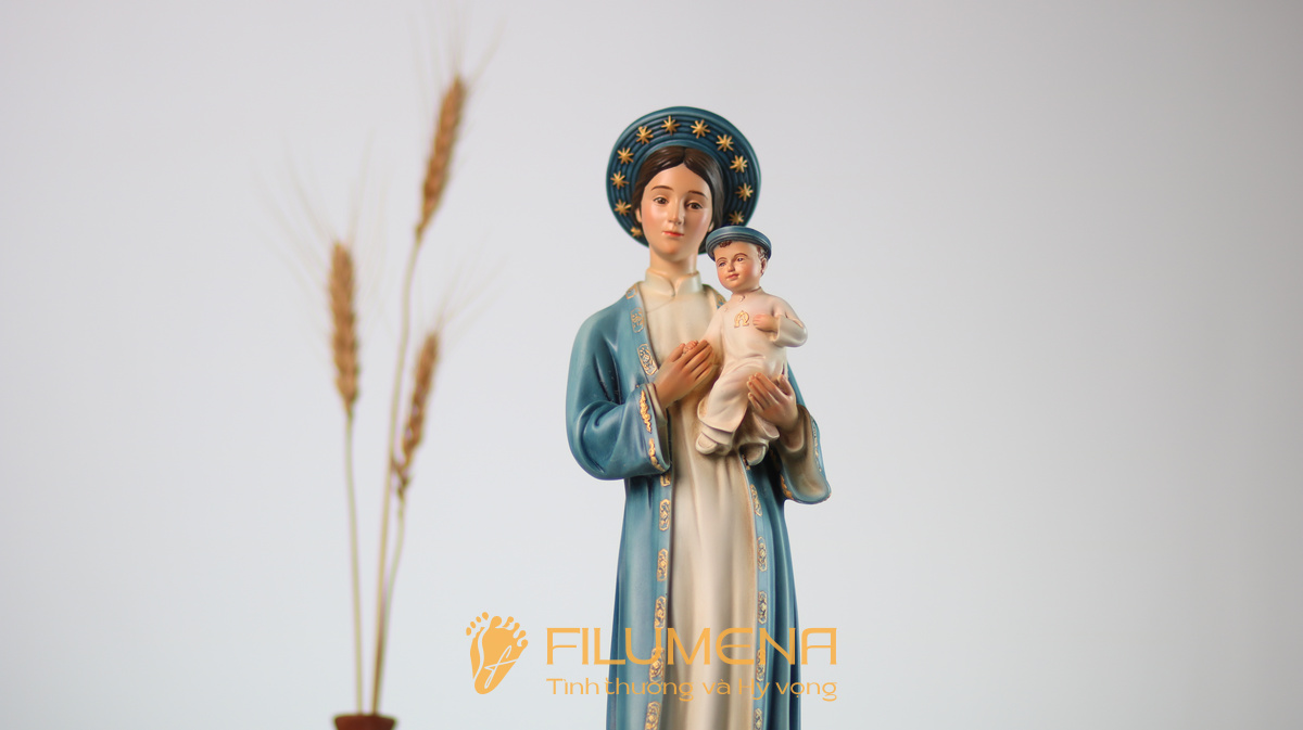 Bộ ảnh tượng Đức Mẹ La Vang 35 cm của Filumena thể hiện đường nét thanh thoát, màu xanh dịu và vẻ đẹp hợp với không gian sống hiện đại