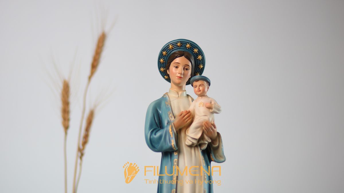 Tượng Đức Mẹ La Vang màu xanh da trời của Filumena phù hợp làm quà tân gia cho gia đình Công giáo, mang ý nghĩa bình an và sự chở che