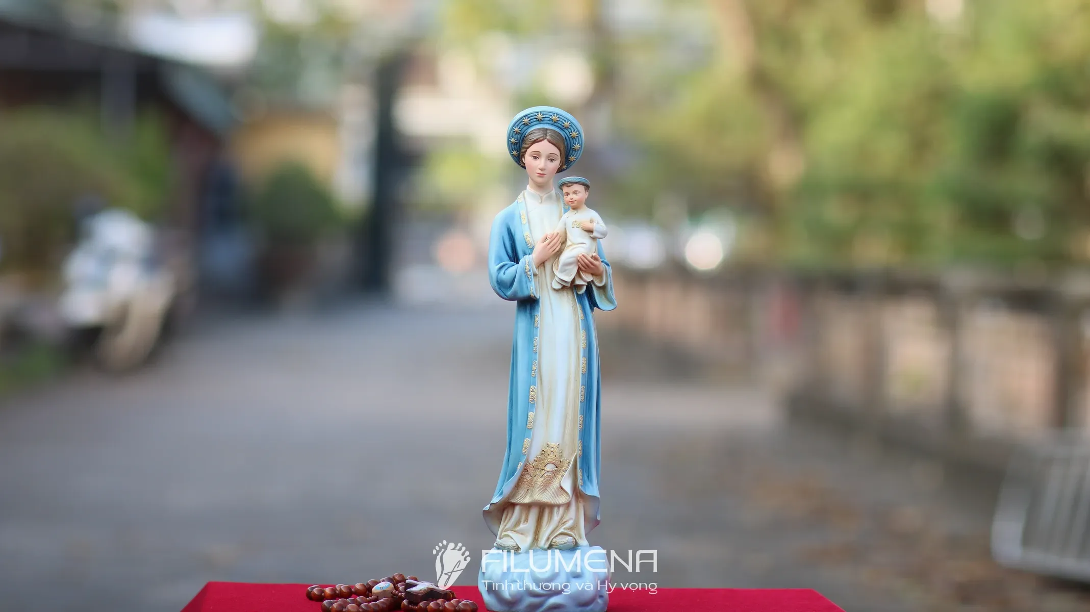 Tượng Đức Mẹ tại Nhà sách Dòng Chúa Cứu Thế. Tượng Công Giáo Filumena được sáng tác bởi các nghệ sĩ Filumena. Mỗi tác phẩm đều là đóng góp của quý vị cho các việc bác ái. Tượng làm bằng chất liệu bột đá tự nhiên và resin, có đủ các kích thước từ 15, 20 cm tới 1m và lớn hơn nữa.