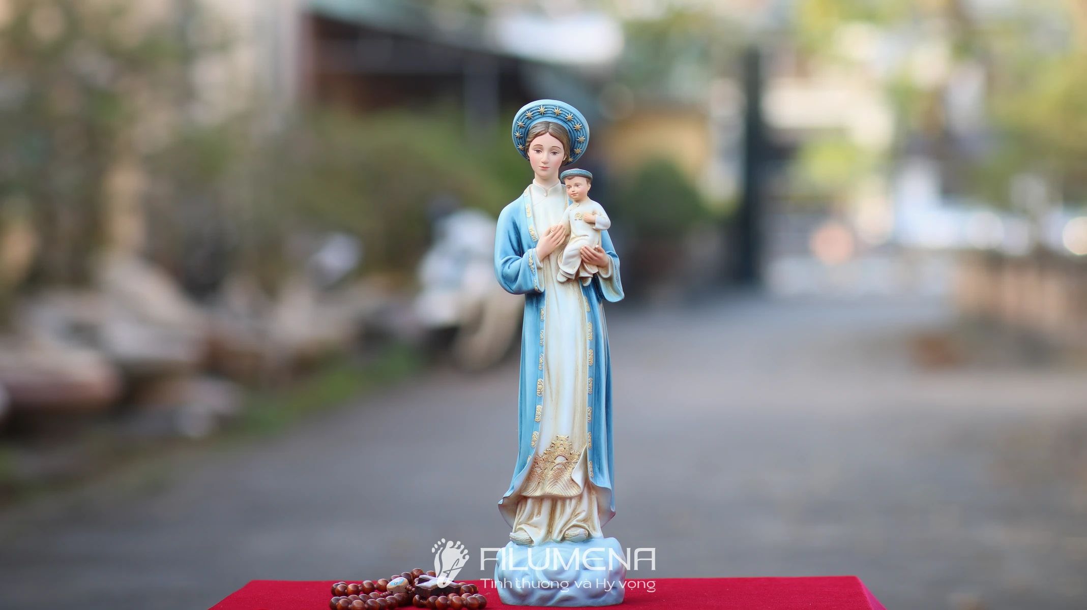 Tượng Đức Mẹ La Vang tại Đồng Nai. Tượng Công giáo Filumena là tượng của Tình thương và Hy vọng. Bản quyền các tác phẩm tượng Công giáo thuộc về Filumena Art, Cộng hòa Pháp. Filumena sáng tác và sản xuất nhiều mẫu tượng Công giáo khác như Tượng Đức Mẹ để xe ô tô, Tượng Đức Mẹ để xe hơi, Tượng Mẹ Maria, Tượng Đức Mẹ, Tượng Đức Mẹ Lộ Đức