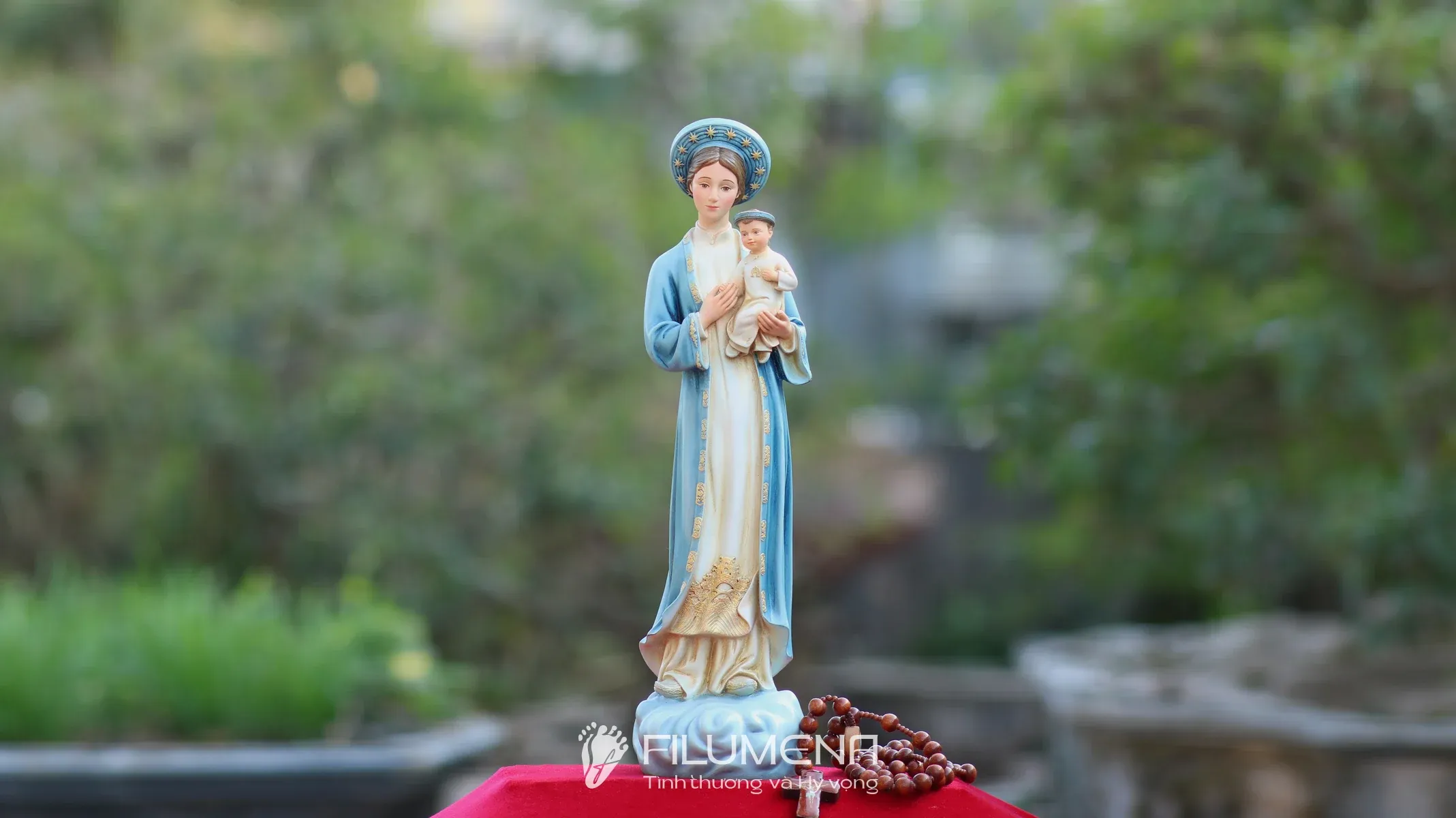 Tượng Đức Mẹ để xe hơi tại Nhà sách Dòng Mến Thánh Giá Hà Nội. Tượng Công Giáo Filumena được sáng tác bởi các nghệ sĩ Filumena. Mỗi tác phẩm đều là đóng góp của quý vị cho các việc bác ái. Tượng làm bằng chất liệu bột đá tự nhiên và resin, có đủ các kích thước từ 15, 20 cm tới 1m và lớn hơn nữa.