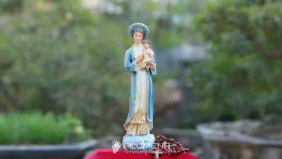 Hình ảnh Tượng Đức Mẹ để xe hơi gợi ý đặt trong không gian thờ phượng