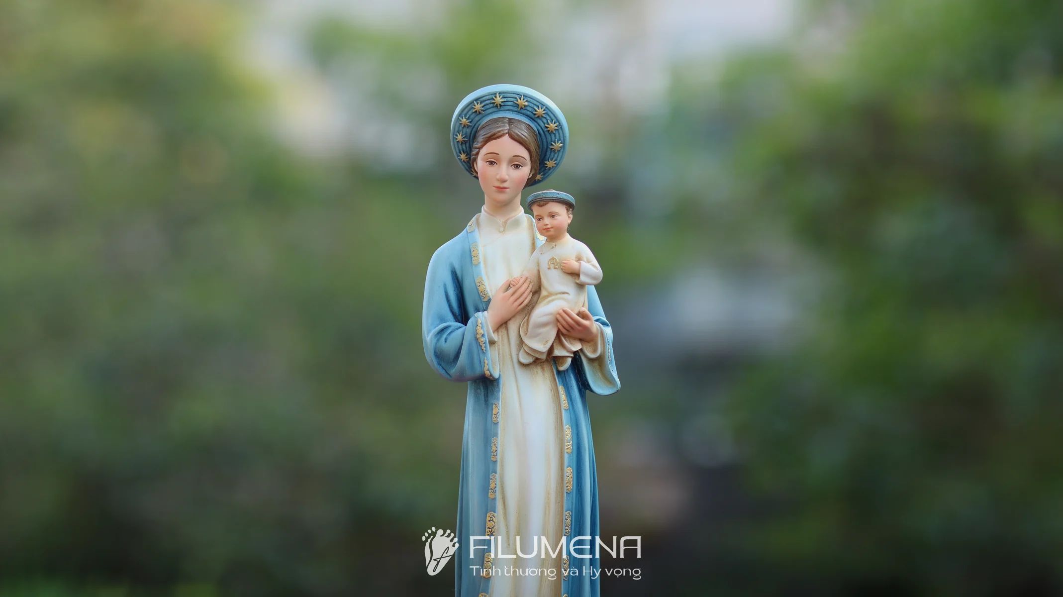 Tượng Đức Mẹ tại Đức Mẹ Núi Cúi. Tượng Công giáo Filumena là tượng của Tình thương và Hy vọng. Bản quyền các tác phẩm tượng Công giáo thuộc về Filumena Art, Cộng hòa Pháp. Filumena sáng tác và sản xuất nhiều mẫu tượng Công giáo khác như Tượng chịu nạn, Tượng công giáo mini, Tượng công giáo đẹp, Bàn thờ Chúa phòng khách, Bàn thờ Công giáo phòng khách