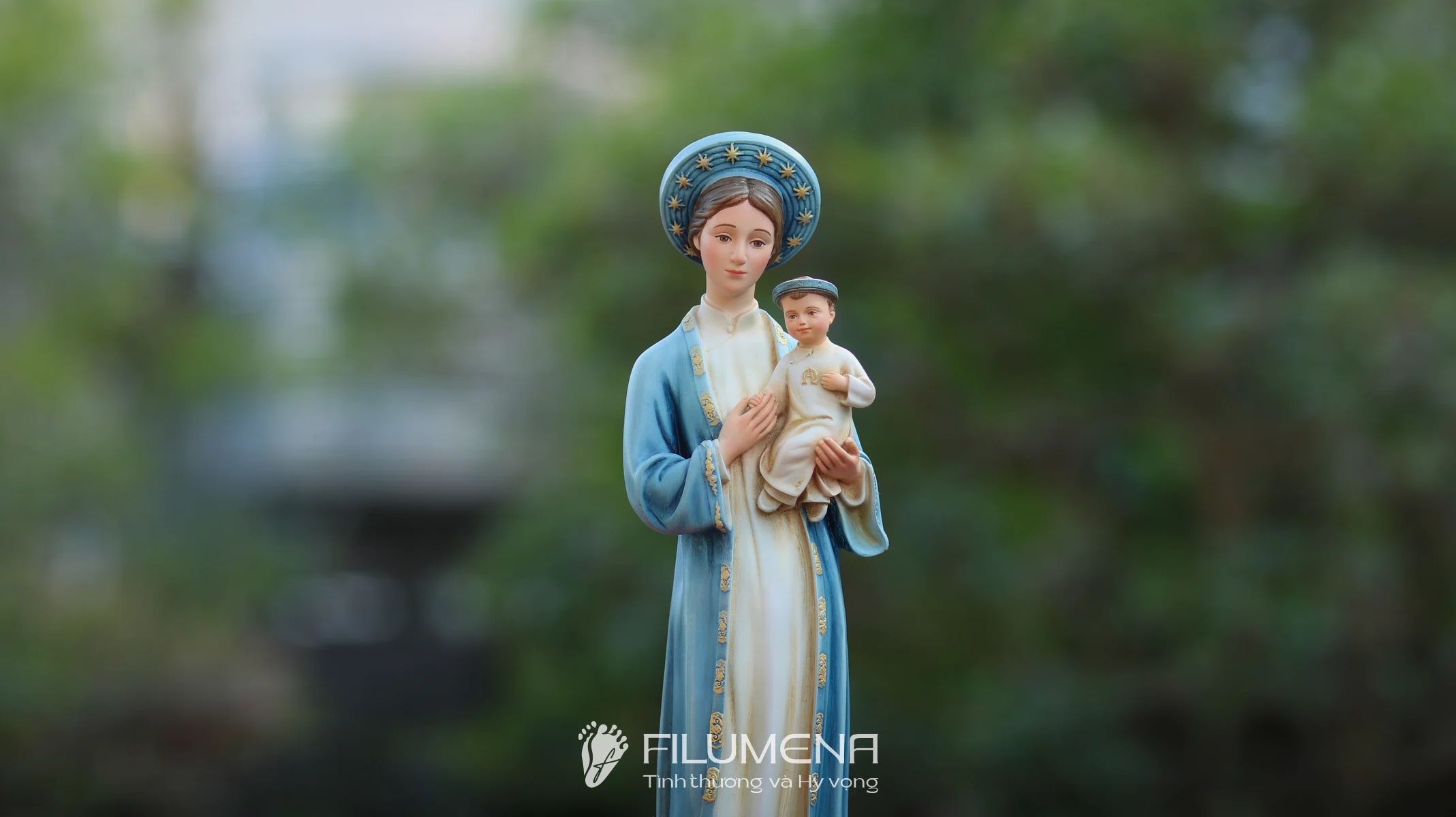 Bàn thờ Chúa tại Kiên Lao. Tượng Công giáo Filumena là tượng của Tình thương và Hy vọng. Bản quyền các tác phẩm tượng Công giáo thuộc về Filumena Art, Cộng hòa Pháp. Filumena sáng tác và sản xuất nhiều mẫu tượng Công giáo khác như Bàn thờ Công giáo, Bàn thờ Chúa và gia tiên, Tượng Đức Mẹ La Vang, Tượng Chúa hài đồng, Tượng Giáng sinh mini