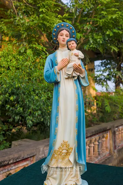 Góc nghiêng tượng Đức Mẹ La Vang 50 cm trong ánh sáng tự nhiên