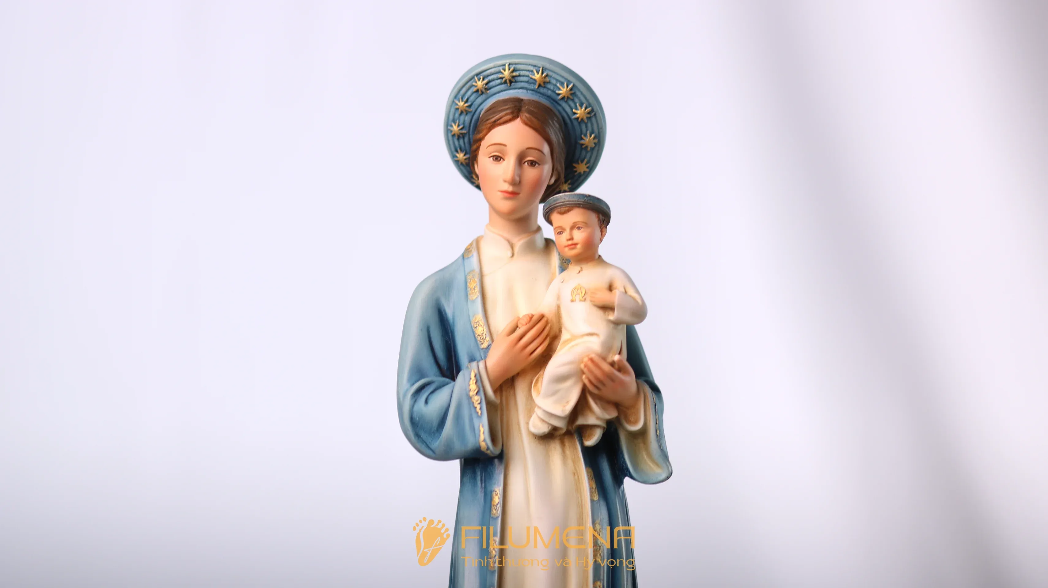 Tượng Đức Mẹ La Vang tại Nhà sách Dòng Chúa Cứu Thế. Tượng Công Giáo Filumena được sáng tác bởi các nghệ sĩ Filumena. Mỗi tác phẩm đều là đóng góp của quý vị cho các việc bác ái. Tượng làm bằng chất liệu bột đá tự nhiên và resin, có đủ các kích thước từ 15, 20 cm tới 1m và lớn hơn nữa.