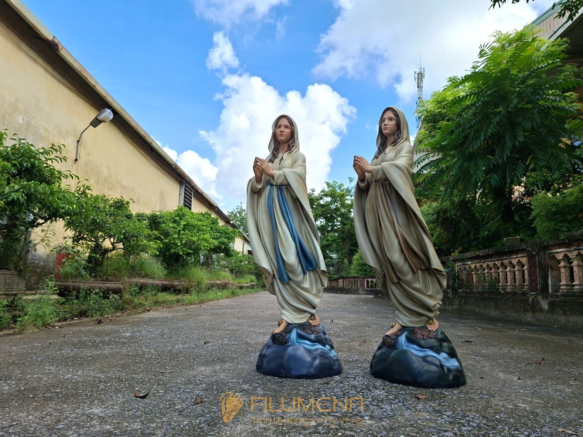 Không gian đặt phù hợp cho tượng Đức Mẹ Lộ Đức 110 cm màu trắng: đài Đức Mẹ, sân nhà xứ, vườn cầu nguyện hoặc không gian mục vụ rộng