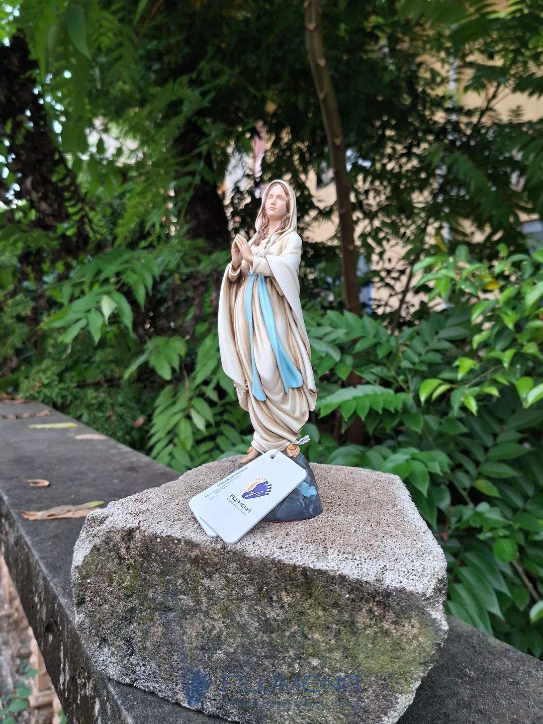 Tượng Đức Mẹ Lộ Đức 15 cm và 20 cm màu trắng trong không gian cầu nguyện