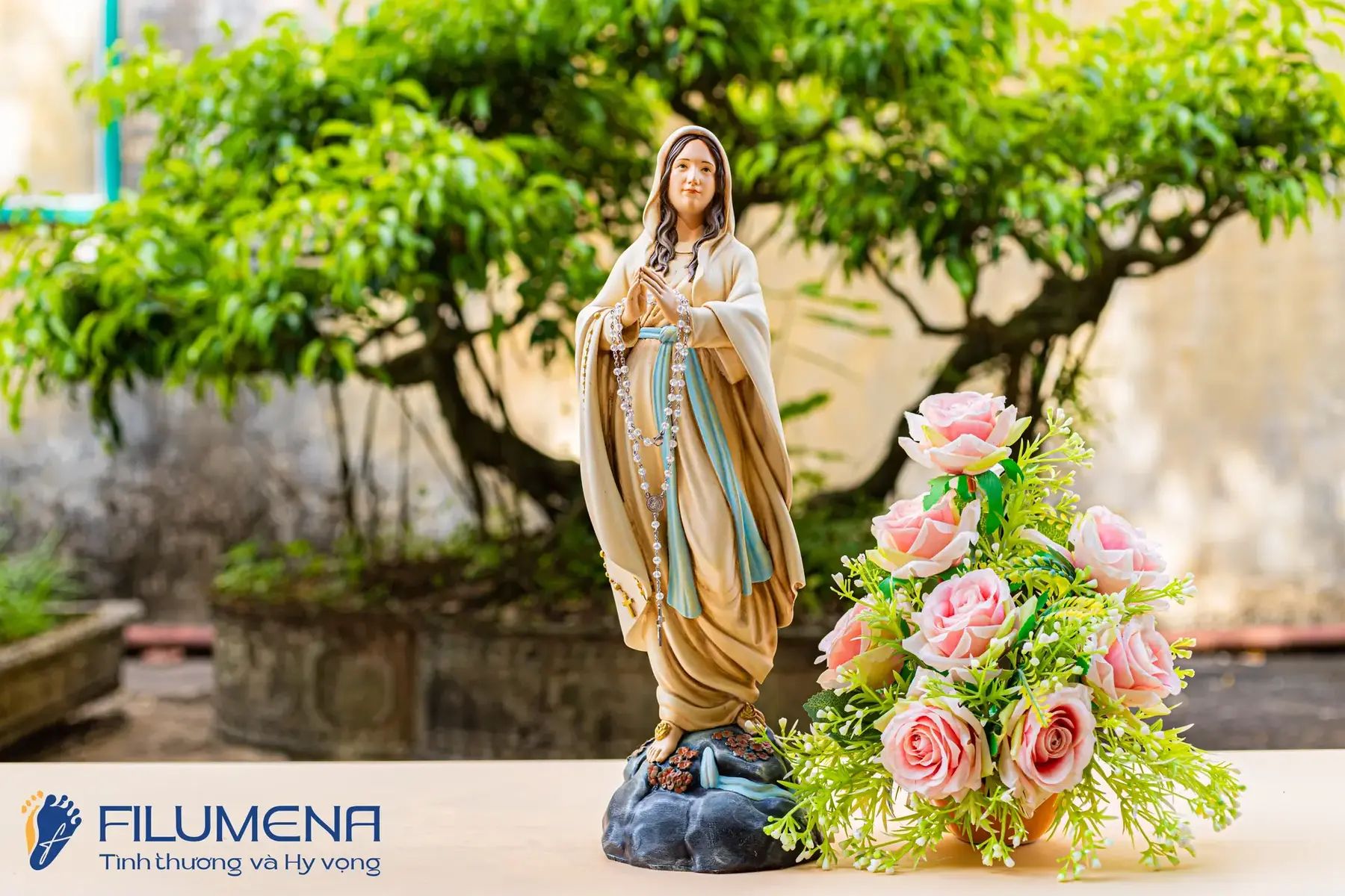 Tượng Đức Mẹ Lộ Đức tại Hoa Kỳ. Tượng Công giáo Filumena là tượng của Tình thương và Hy vọng. Bản quyền các tác phẩm tượng Công giáo thuộc về Filumena Art, Cộng hòa Pháp. Filumena sáng tác và sản xuất nhiều mẫu tượng Công giáo khác như Tượng Chúa Giê-su, Tượng Chúa, Tượng Đức Mẹ Ban Ơn, Tượng Đức Mẹ Fatima, Tượng Đức Mẹ