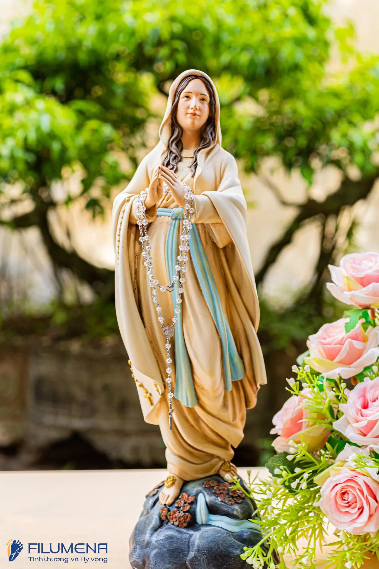 Tượng Đức Mẹ Lộ Đức tại TGP. Sài Gòn. Tượng Công giáo Filumena là tượng của Tình thương và Hy vọng. Bản quyền các tác phẩm tượng Công giáo thuộc về Filumena Art, Cộng hòa Pháp. Filumena sáng tác và sản xuất nhiều mẫu tượng Công giáo khác như Tượng công giáo đẹp, Tượng công giáo mini, Tượng chuộc tội, Tượng chịu nạn, Tượng Chúa Giê-su