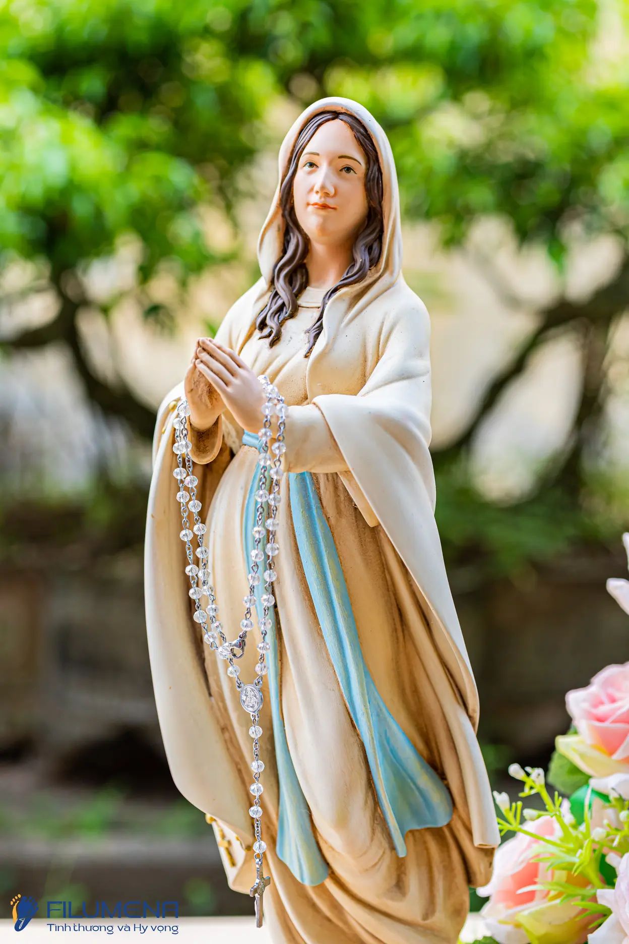 Tượng Đức Mẹ Lộ Đức tại Hoa Kỳ. Tượng Công giáo Filumena là tượng của Tình thương và Hy vọng. Bản quyền các tác phẩm tượng Công giáo thuộc về Filumena Art, Cộng hòa Pháp. Filumena sáng tác và sản xuất nhiều mẫu tượng Công giáo khác như Tượng Chúa Giê-su, Tượng Chúa, Tượng Đức Mẹ Ban Ơn, Tượng Đức Mẹ Fatima, Tượng Đức Mẹ