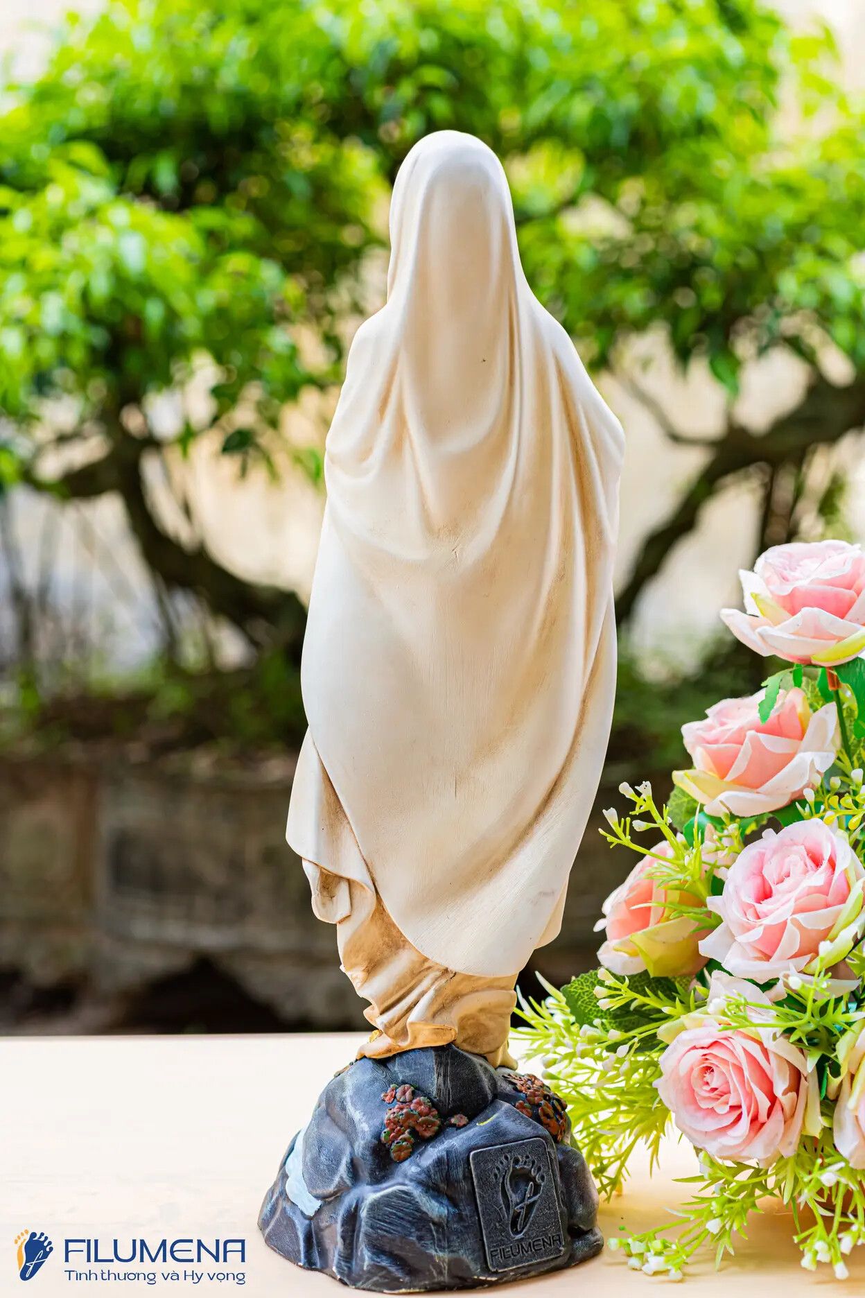 Tượng Đức Mẹ Lộ Đức tại TGP. Sài Gòn. Tượng Công giáo Filumena là tượng của Tình thương và Hy vọng. Bản quyền các tác phẩm tượng Công giáo thuộc về Filumena Art, Cộng hòa Pháp. Filumena sáng tác và sản xuất nhiều mẫu tượng Công giáo khác như Tượng công giáo đẹp, Tượng công giáo mini, Tượng chuộc tội, Tượng chịu nạn, Tượng Chúa Giê-su