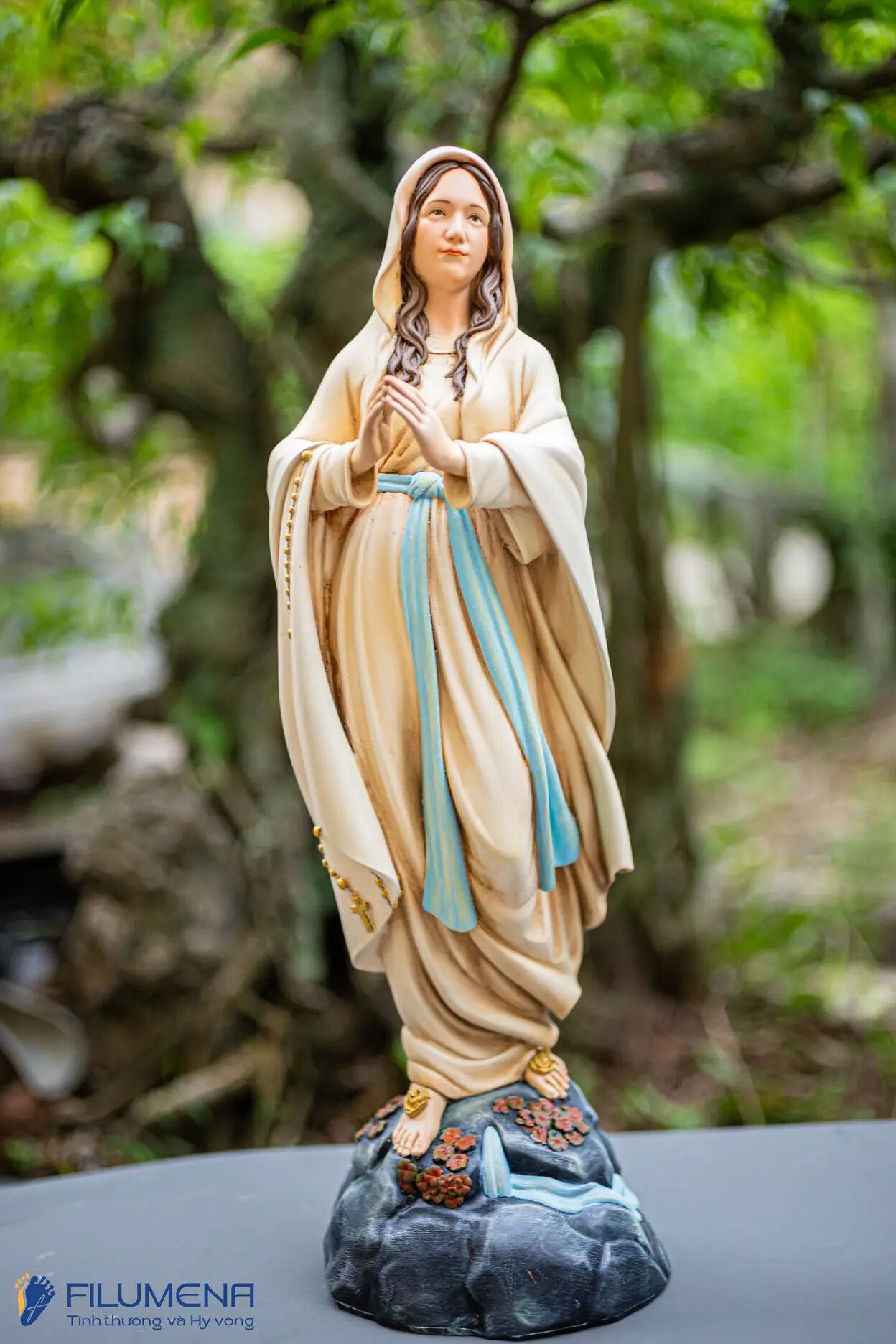 Tượng Đức Mẹ Lộ Đức tại TGP. Sài Gòn. Tượng Công giáo Filumena là tượng của Tình thương và Hy vọng. Bản quyền các tác phẩm tượng Công giáo thuộc về Filumena Art, Cộng hòa Pháp. Filumena sáng tác và sản xuất nhiều mẫu tượng Công giáo khác như Tượng công giáo đẹp, Tượng công giáo mini, Tượng chuộc tội, Tượng chịu nạn, Tượng Chúa Giê-su