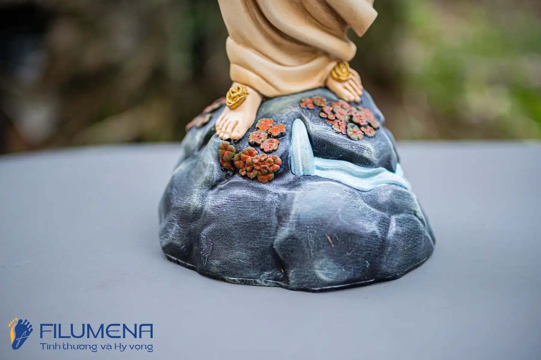 Tượng Đức Mẹ Lộ Đức tại Hoa Kỳ. Tượng Công giáo Filumena là tượng của Tình thương và Hy vọng. Bản quyền các tác phẩm tượng Công giáo thuộc về Filumena Art, Cộng hòa Pháp. Filumena sáng tác và sản xuất nhiều mẫu tượng Công giáo khác như Tượng Chúa Giê-su, Tượng Chúa, Tượng Đức Mẹ Ban Ơn, Tượng Đức Mẹ Fatima, Tượng Đức Mẹ