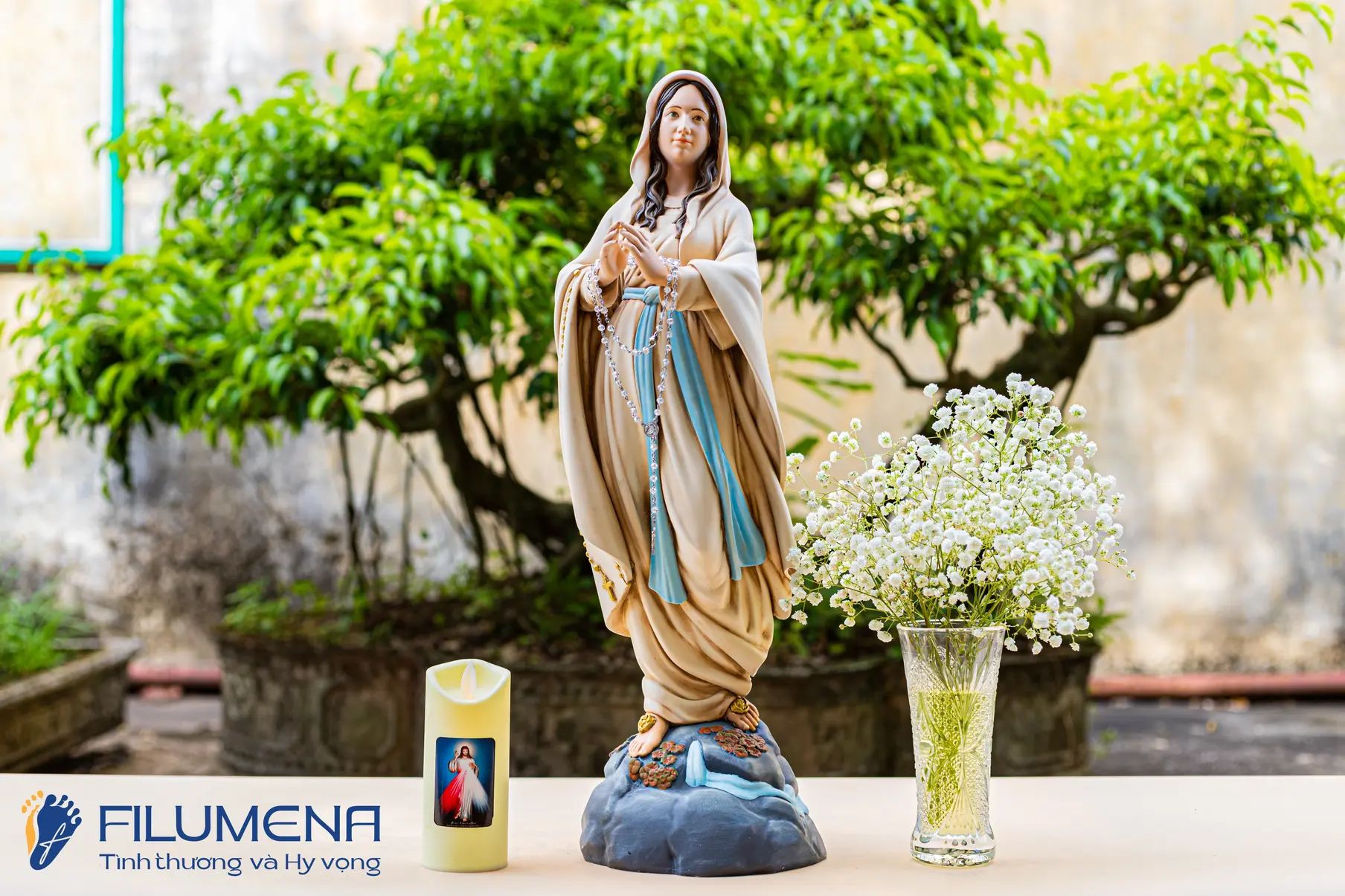 Tượng Đức Mẹ tại Nhà sách Đức Mẹ Hòa Bình Sài Gòn. Tượng Công giáo Filumena là tượng của Tình thương và Hy vọng. Bản quyền các tác phẩm tượng Công giáo thuộc về Filumena Art, Cộng hòa Pháp. Filumena sáng tác và sản xuất nhiều mẫu tượng Công giáo khác như Bàn thờ Chúa và gia tiên, Bàn thờ Công giáo, Tượng Đức Mẹ để xe ô tô, Tượng Đức Mẹ để xe hơi, Tượng Mẹ Maria