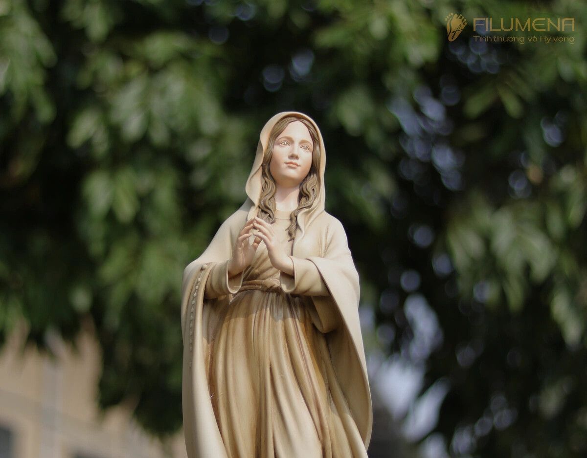 Tượng Đức Mẹ Lộ Đức tại TGP. Sài Gòn. Tượng Công giáo Filumena là tượng của Tình thương và Hy vọng. Bản quyền các tác phẩm tượng Công giáo thuộc về Filumena Art, Cộng hòa Pháp. Filumena sáng tác và sản xuất nhiều mẫu tượng Công giáo khác như Tượng công giáo đẹp, Tượng công giáo mini, Tượng chuộc tội, Tượng chịu nạn, Tượng Chúa Giê-su