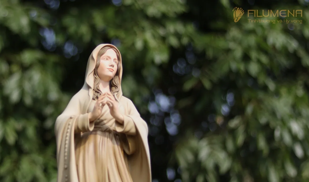 Tượng Đức Mẹ Lộ Đức tại TGP Hà Nội. Tượng Công Giáo Filumena được sáng tác bởi các nghệ sĩ Filumena. Mỗi tác phẩm đều là đóng góp của quý vị cho các việc bác ái. Tượng làm bằng chất liệu bột đá tự nhiên và resin, có đủ các kích thước từ 15, 20 cm tới 1m và lớn hơn nữa.