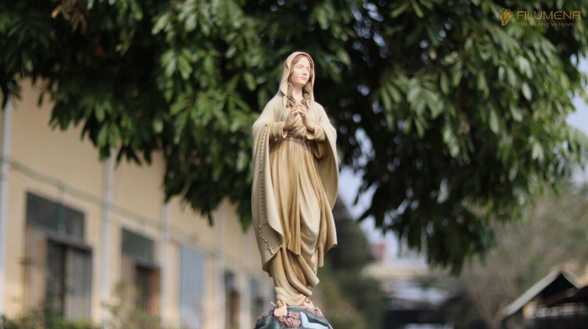 Tượng Đức Mẹ Lộ Đức tại TP. Hồ Chí Minh. Tượng Công giáo Filumena là tượng của Tình thương và Hy vọng. Bản quyền các tác phẩm tượng Công giáo thuộc về Filumena Art, Cộng hòa Pháp. Filumena sáng tác và sản xuất nhiều mẫu tượng Công giáo khác như Tượng công giáo đẹp, Tượng công giáo mini, Tượng chuộc tội, Tượng chịu nạn, Tượng Chúa Giê-su