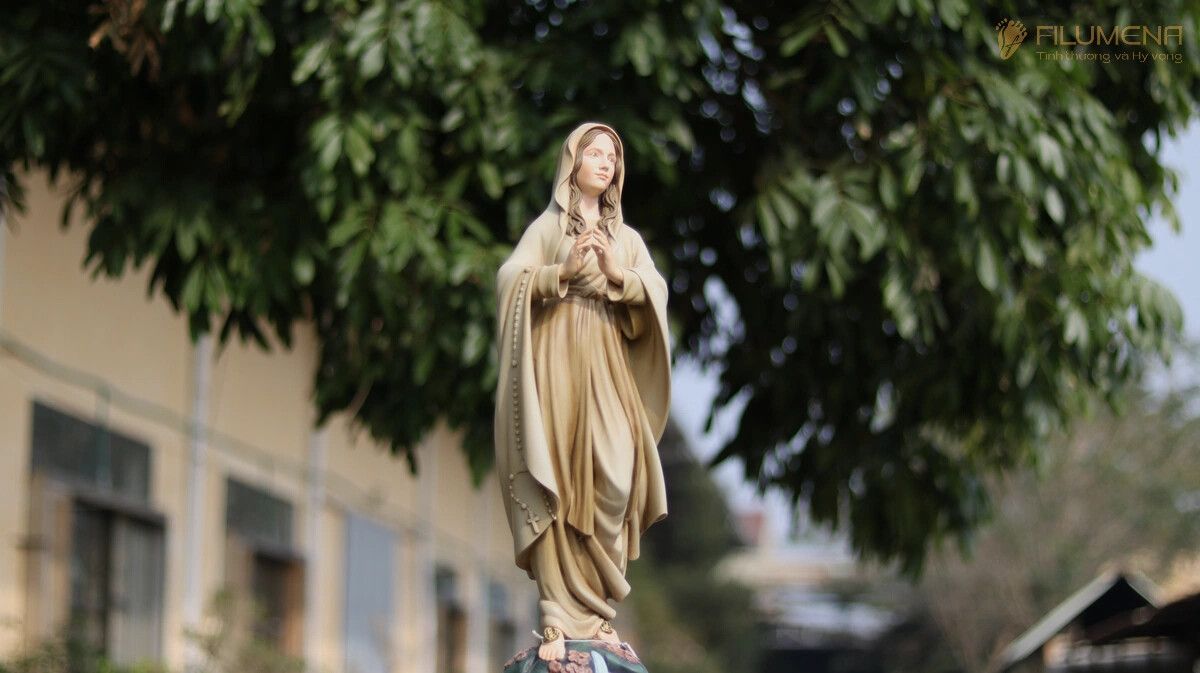 Tượng Đức Mẹ Lộ Đức tại TGP. Sài Gòn. Tượng Công giáo Filumena là tượng của Tình thương và Hy vọng. Bản quyền các tác phẩm tượng Công giáo thuộc về Filumena Art, Cộng hòa Pháp. Filumena sáng tác và sản xuất nhiều mẫu tượng Công giáo khác như Tượng công giáo đẹp, Tượng công giáo mini, Tượng chuộc tội, Tượng chịu nạn, Tượng Chúa Giê-su