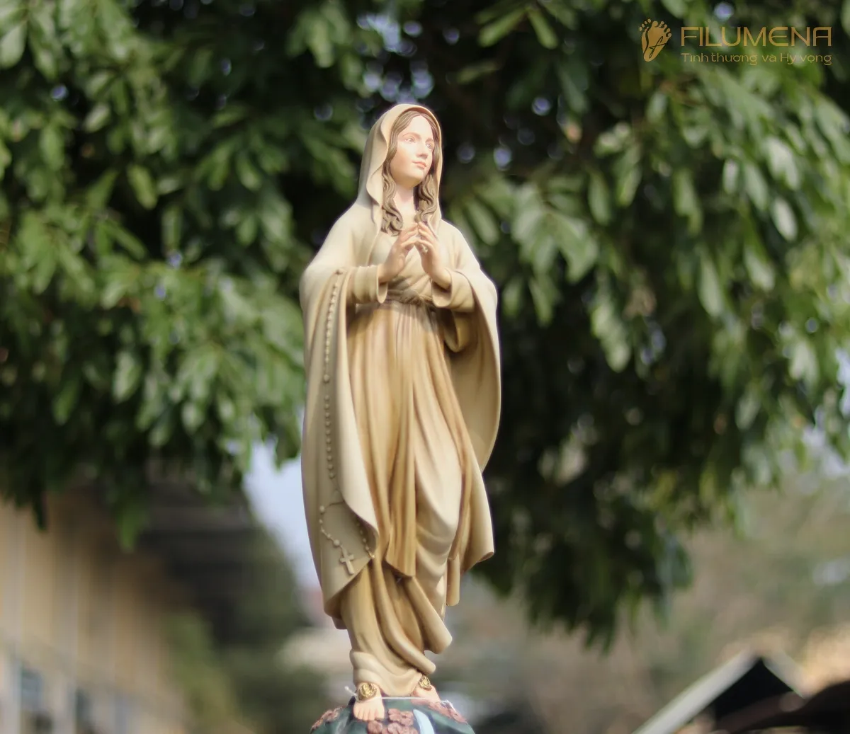 Tượng Đức Mẹ Lộ Đức tại Huế. Tượng Công Giáo Filumena được sáng tác bởi các nghệ sĩ Filumena. Mỗi tác phẩm đều là đóng góp của quý vị cho các việc bác ái. Tượng làm bằng chất liệu bột đá tự nhiên và resin, có đủ các kích thước từ 15, 20 cm tới 1m và lớn hơn nữa.