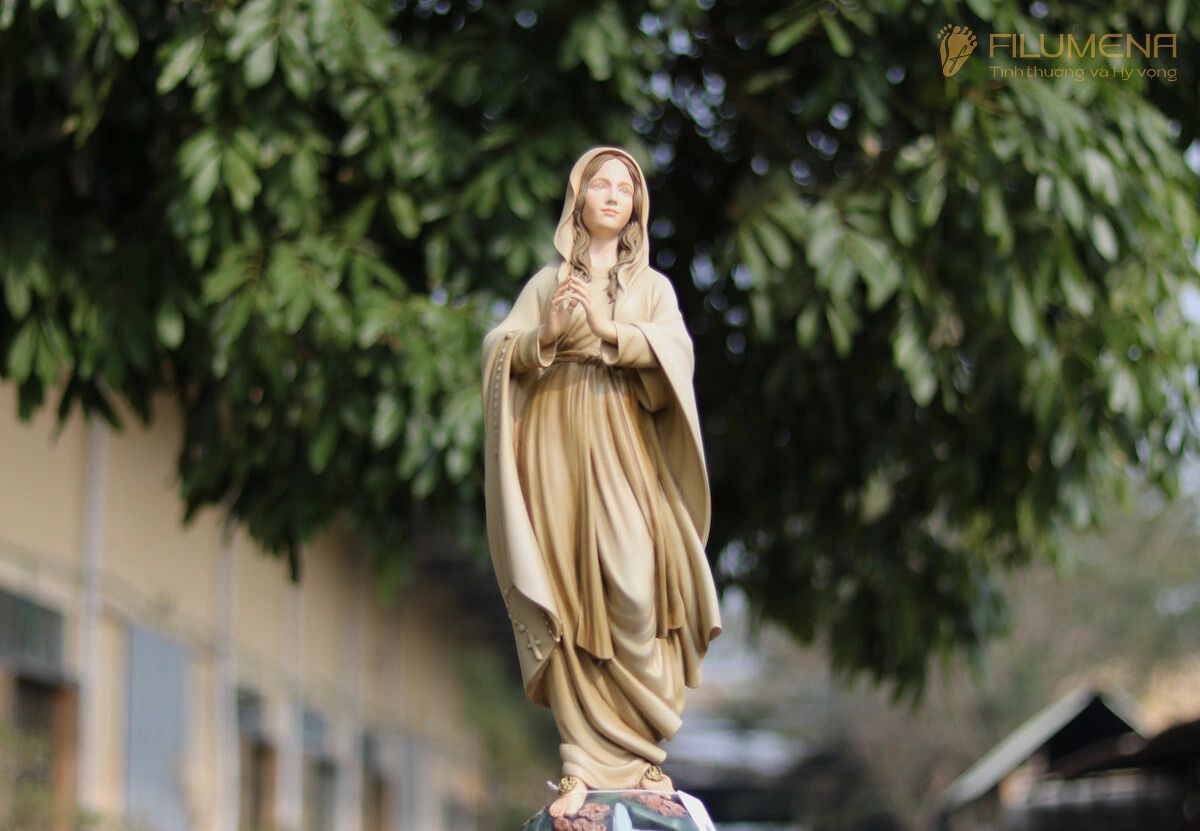 Tượng Đức Mẹ Lộ Đức tại TGP. Sài Gòn. Tượng Công giáo Filumena là tượng của Tình thương và Hy vọng. Bản quyền các tác phẩm tượng Công giáo thuộc về Filumena Art, Cộng hòa Pháp. Filumena sáng tác và sản xuất nhiều mẫu tượng Công giáo khác như Tượng công giáo đẹp, Tượng công giáo mini, Tượng chuộc tội, Tượng chịu nạn, Tượng Chúa Giê-su